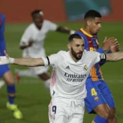 ريال مدريد يحسم الكلاسيكو ويصعد لصدارة الليغا