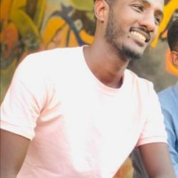 “الدولي” امجد عمار قائد توتي في اطلالة رمضانية :  ,,رمضان ياهو رمضان.. والسودان افتقد الامن والامان!  ,, اتابع اغاني واغاني ….ارتاح للدكتور .. اميل لـــ”….” وهاكم اسرار صيام اول يوم!  ,, صعود توتي للممتاز حدث هام في حياتي ..واتمتي صقور الجديان بقطر