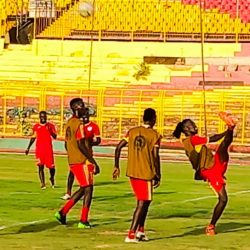 المريخ يتدرب بملعبه إستعداداً للسوكرتا والفريق يدخل معسكراً مقفولاً بروانيا تأهباً للقاء الأربعاء مدير الكرة يسلم اللاعبين حافز الفوز على هلال كادوقلي