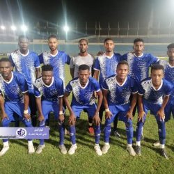 عضو مجلس إداراة نادي الشرطة يحفز اللاعبين بمناسبة الفوز على الأهلي شندي