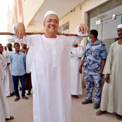 مدرب الهلال ريكارديو وطاقمة المعاون يرتدى الزي الشعبى السوداني بأبوحمد
