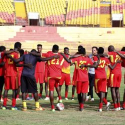 المريخ يتدرب بالقلعة الحمراء وتدريبات خاصة للثلاثي رمضان والسماني والتكت رئيس النادي يوجه بصرف رواتب يوليو ومدير الكرة يسلم الجهاز الفني واللاعبين الرواتب