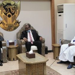 وسط حضور إعلامي أنيق.. الضي وبرقو في استقبال الوزير الغيني فجرا بمطار الخرطوم