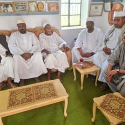 أبو حجل يقود وفداً رفيعاً لزيارة العم سليمان دقق بمنزله بالأبيض