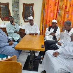 وفد رفيع من محلية مروي يزور معسكر الفريق ويتلقى تنويراً من رئيس البعثة