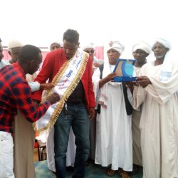 الساحة الشعبية بالدامر تكتسي حلة زاهية  الرياضيون يتدافعون لتكريم الإعلامي النجم عثمان سعدالله  حضور أنيق وكلمات رصينة وترتيب محكم