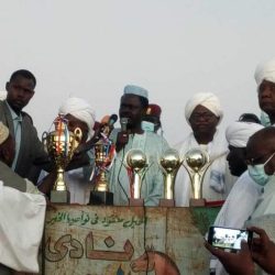 مناوى يؤكد دعمه لرياضة الفروسية ويعد بتكملة نواقص مضمار نيالا
