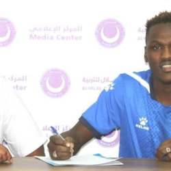 الهلال يصعد لاعب الشباب احمد بشير ( بري)