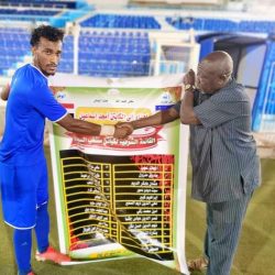 المؤرخ الفكي بريمة يكرم قائد المنتخب الوطني امجد اسماعيل