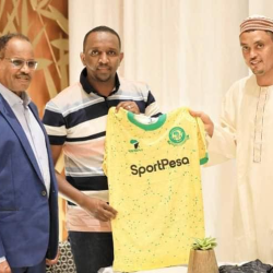 قميص اليانغا هدية لنائب رئيس الهلال