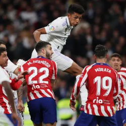 أتلتيكو بعشرة لاعبين يتعادل مع ريال مدريد في الدوري