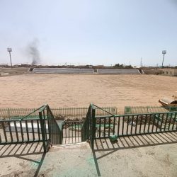 تواصل العمل لتركيب النجيل الصناعي لإستاد ابوحمد