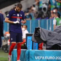 ديشان يكشف سبب استبعاد بنزيمة من المونديال.. واللاعب يرد: كاذب