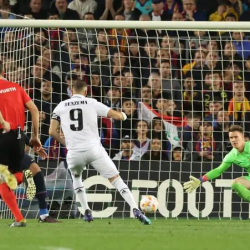 بنزيمة يتلاعب ببرشلونة ويقصيه من كأس الملك