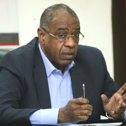معتصم يعزي الفاتح الضو ويكرم قائد المنتخب
