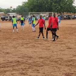 الحكم عمر شندي ينهي المباراة لعدم حضور لاعبي منتخب صليعة