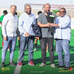 المريخ يهدي درع تذكاري لنادي التحدي الليبي