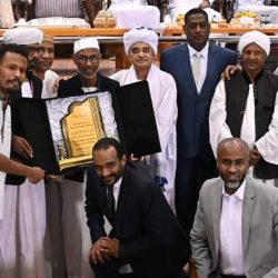 دروح ووشاحات في ليلة التكريم لمؤسس رابطة السودان صلاح الريح