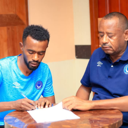 الهلال يمدد عقد مهاجمه الدولي ياسر مزمل