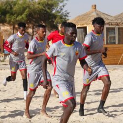 المربخ يتدرب على الشاطئ