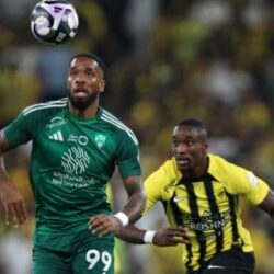 بنزيما يضمن التعادل لنمور الاتحاد في ديربي جدة