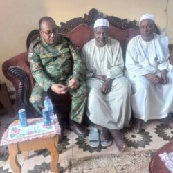 والي شمال كردفان يزور صخرة دفاع الفريق القومي السوداني والمريخ العاصمي الاسبق بمنزله بحي القلعة بمدينة الابيض