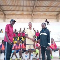 كلية الارباع لمهارات كرة القدم تنظم مهرجانا تودع فيه لاعب تقي الاسبق عثمان امبده