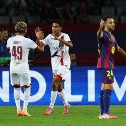 باريس يقلب تأخره لفوز على برشلونة