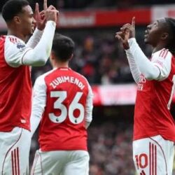 آرسنال يتشبث بالصدارة