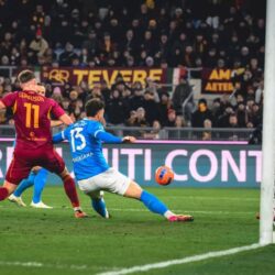 نابولي يتجاوز روما ويلاحق ميلان