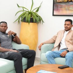 وفد مجلس تسيير المريخ يعقد اجتماعًا مع قادة الفريق